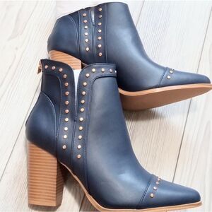 (S-4295) Rilista Women's Ankle Boot Sz 9